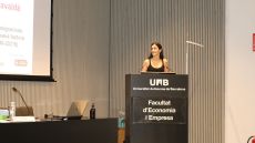 Noia fent un parlament sobre el seu TFG